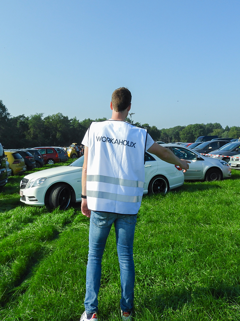 Parkeerwachter Workaholix Onze diensten / Parkeerwachter van Workaholix op Baobab in een wit hesje